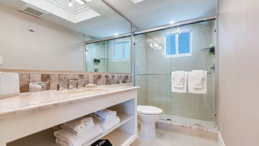 Sanibel Inn Guestroom Bath