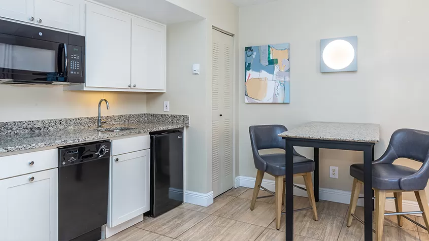 Kitchenette & dining area